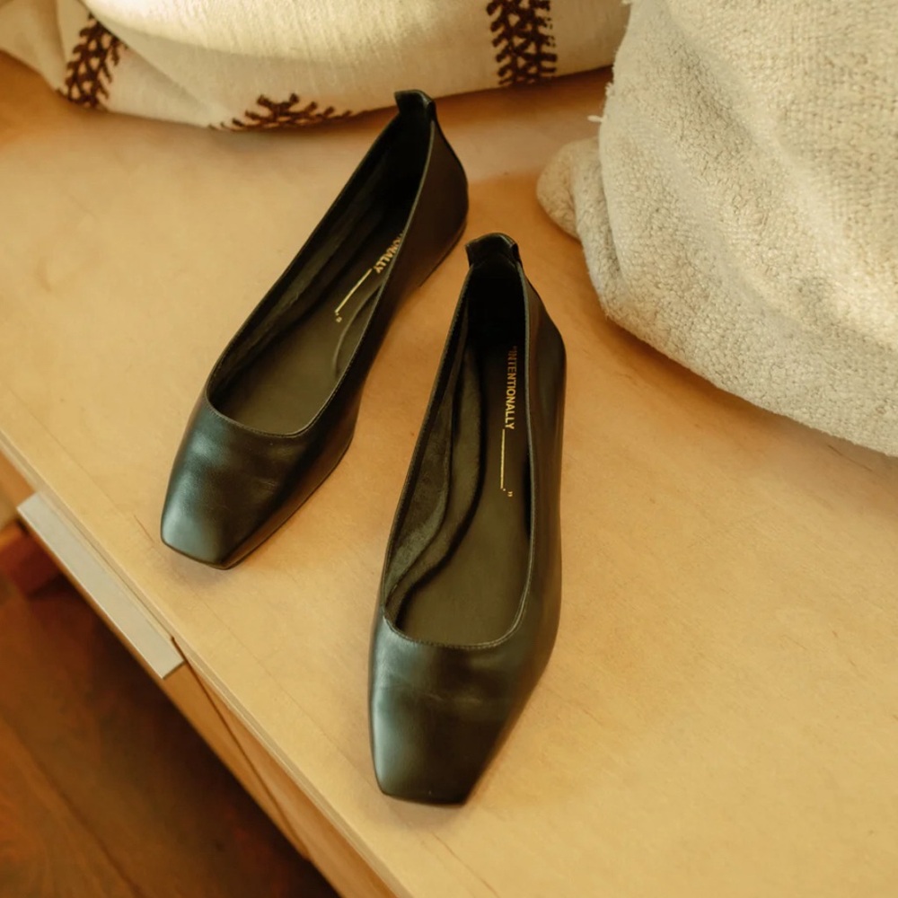 NWT black leather Intentionally Blank Image Sole Flats Shoes